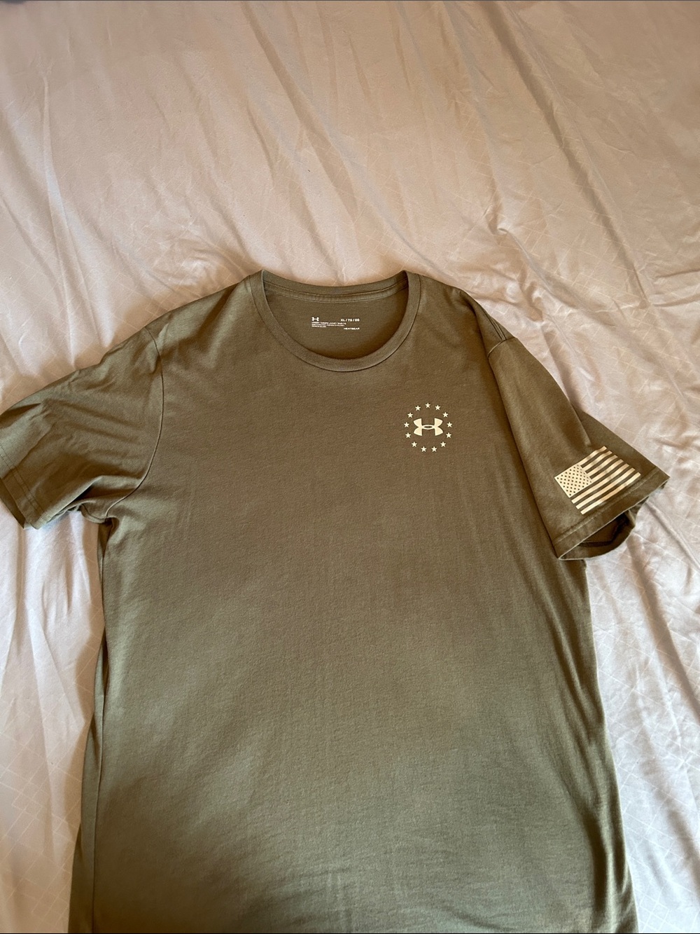 EUC Under Armour Men's Olive Green Short Sleeve Tee with Flag Sleeve Accent